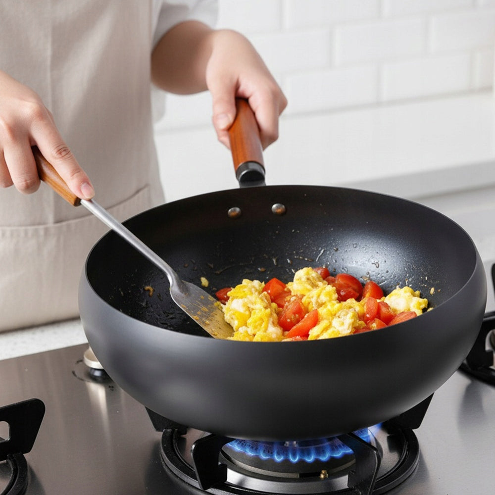 28CM BLACK UNIVERSAL IRON PAN FOR ALL DISHES AND COOKERS Packaging status original