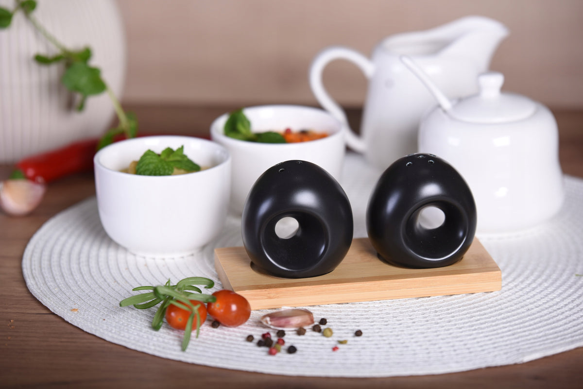 A set of spices and salt shakers with bamboo, black RONNIE Color black