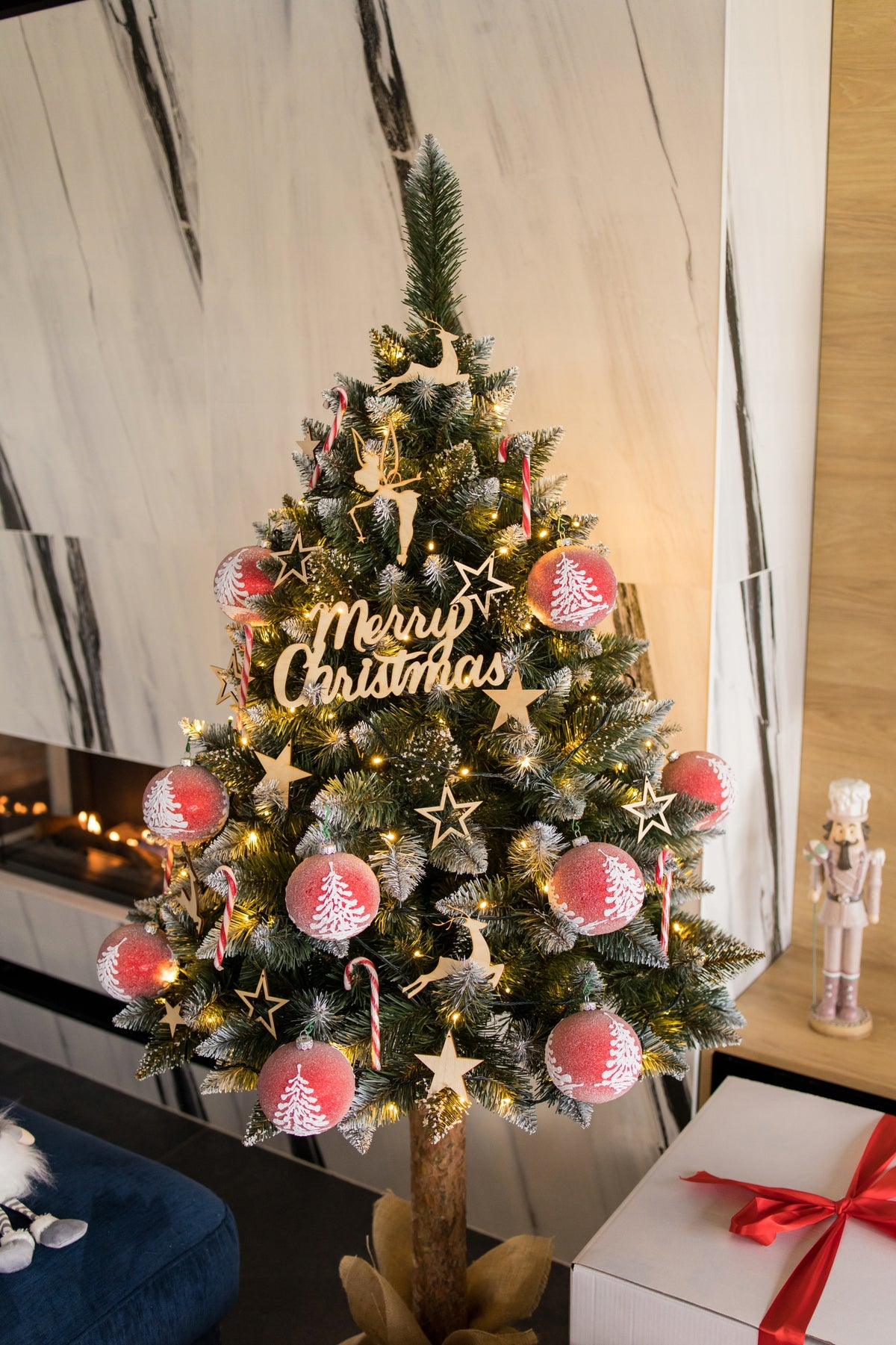 ARTIFICIAL CHRISTMAS TREE ON THE TRUNK DIAMOND PINE DENSE SNOWED 180CM + LAMPS EAN (GTIN) 5904423970108