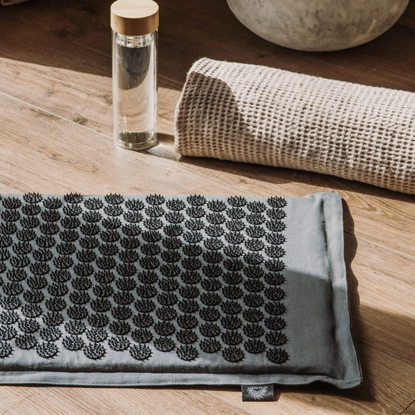 Acupressure mat with spikes spikeology grey 75cm x 44cm