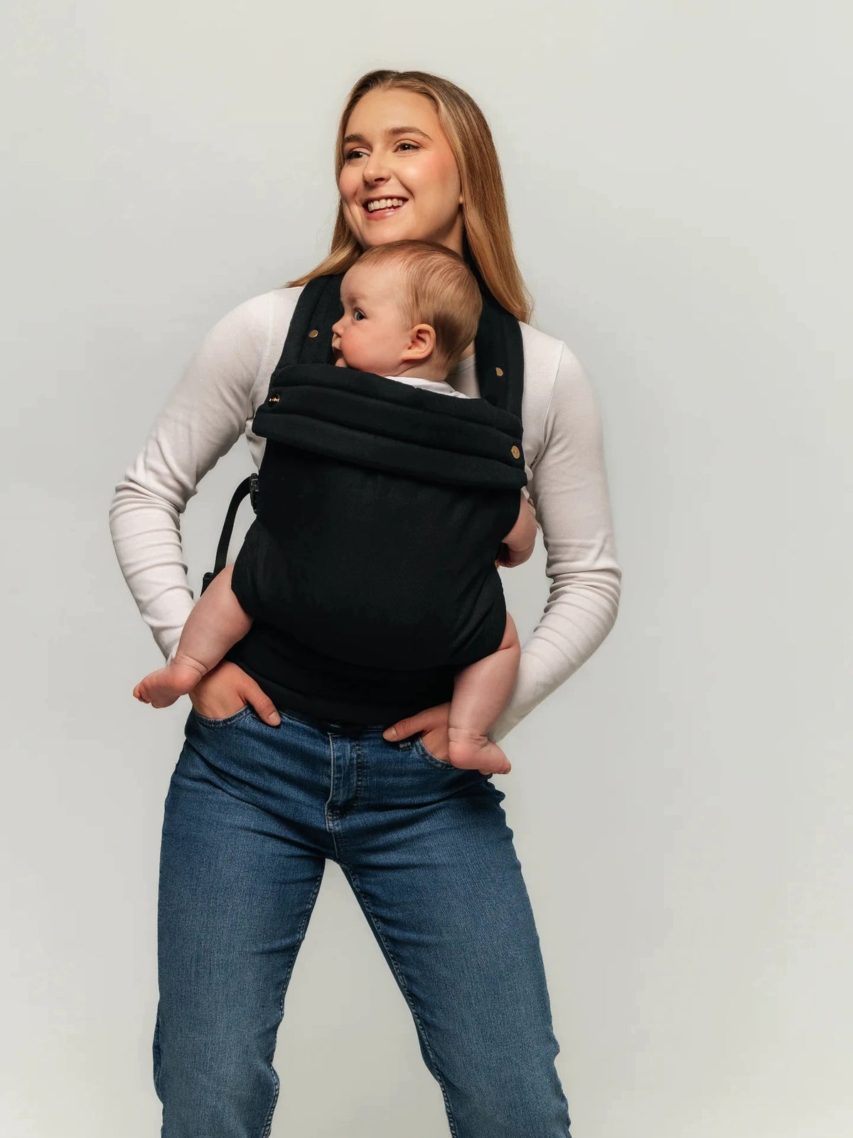 Adjustable Ergonomic Carrier Nelu Close Pure Black