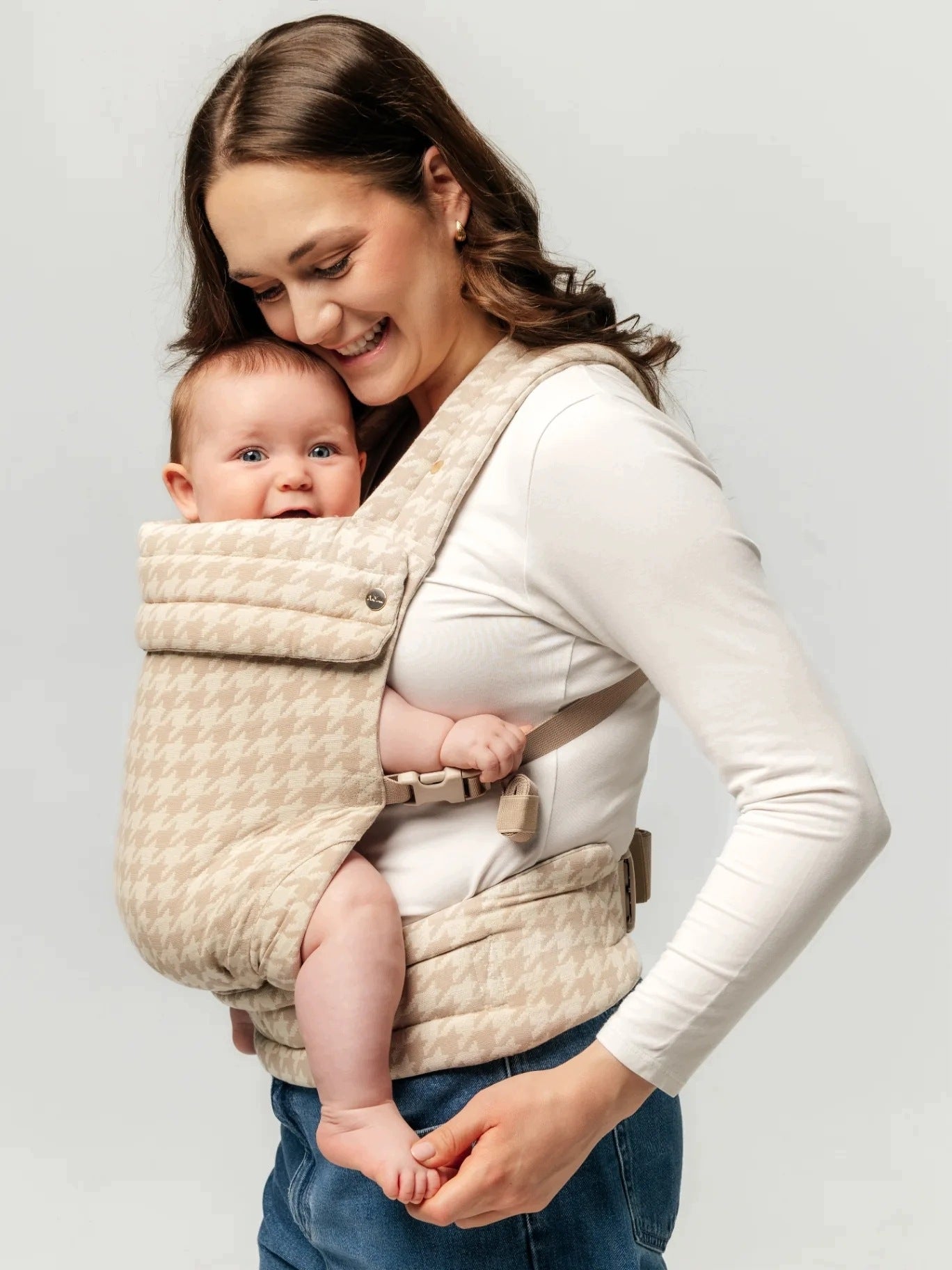Adjustable Ergonomic Carrier Nelu Close Sand Houndstooth