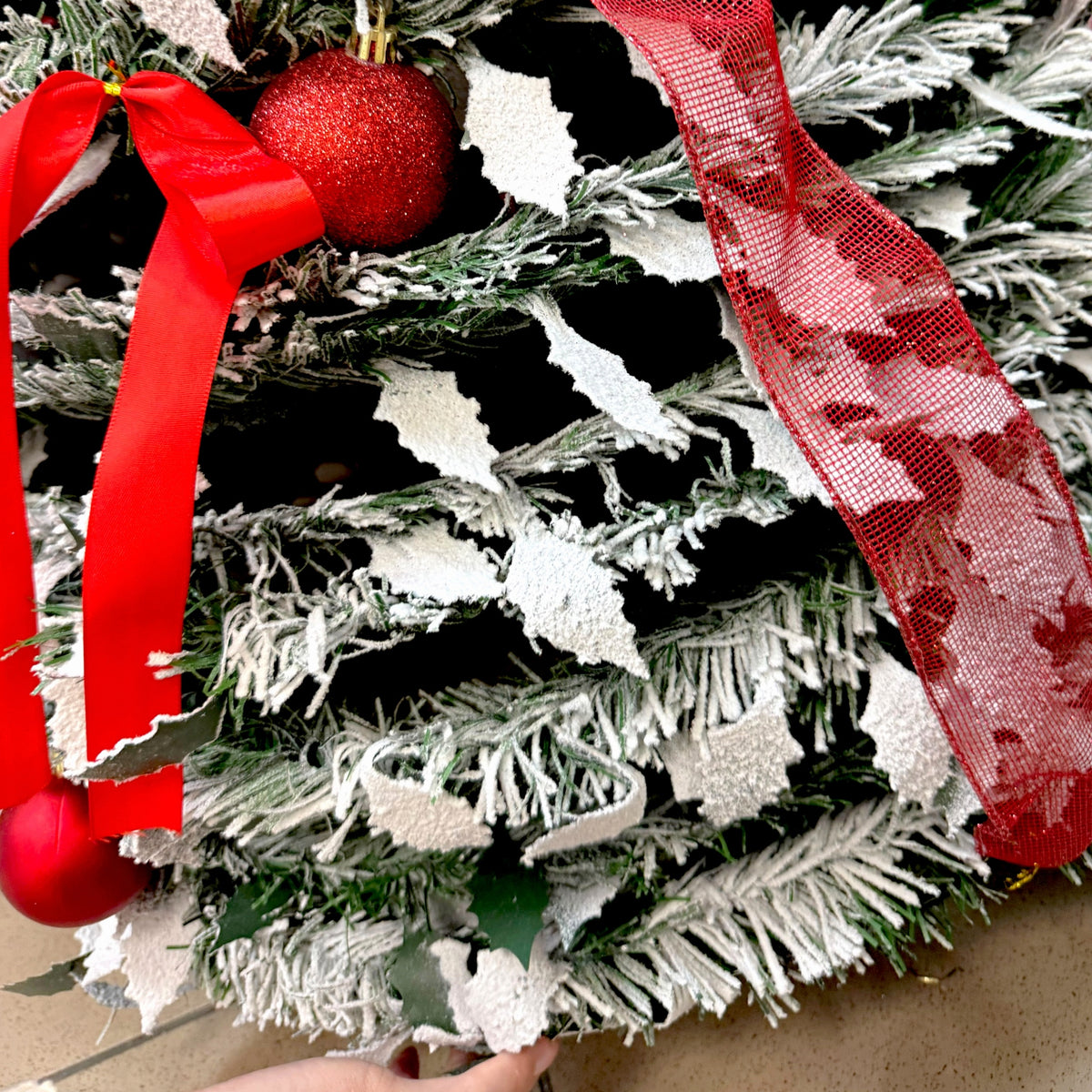 Artificial Christmas tree 150 cm folding snow-covered dressed decorated baubles bows Packaging status original