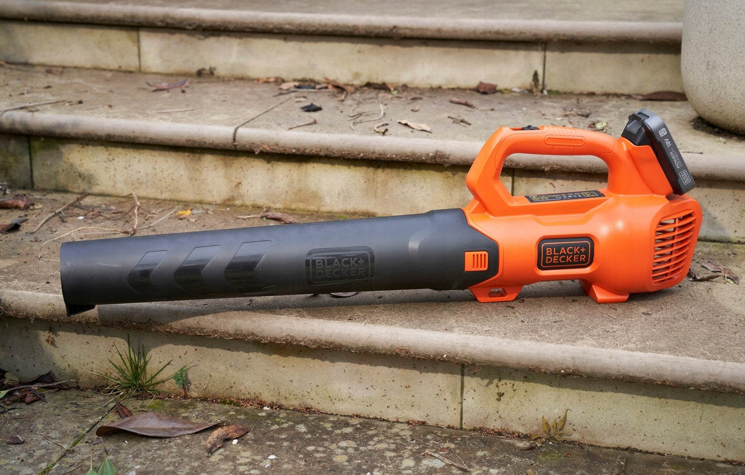BLACK & DECKER Garden Leaf Blower 18V BCBL200B /body/ Air velocity 140 km/h