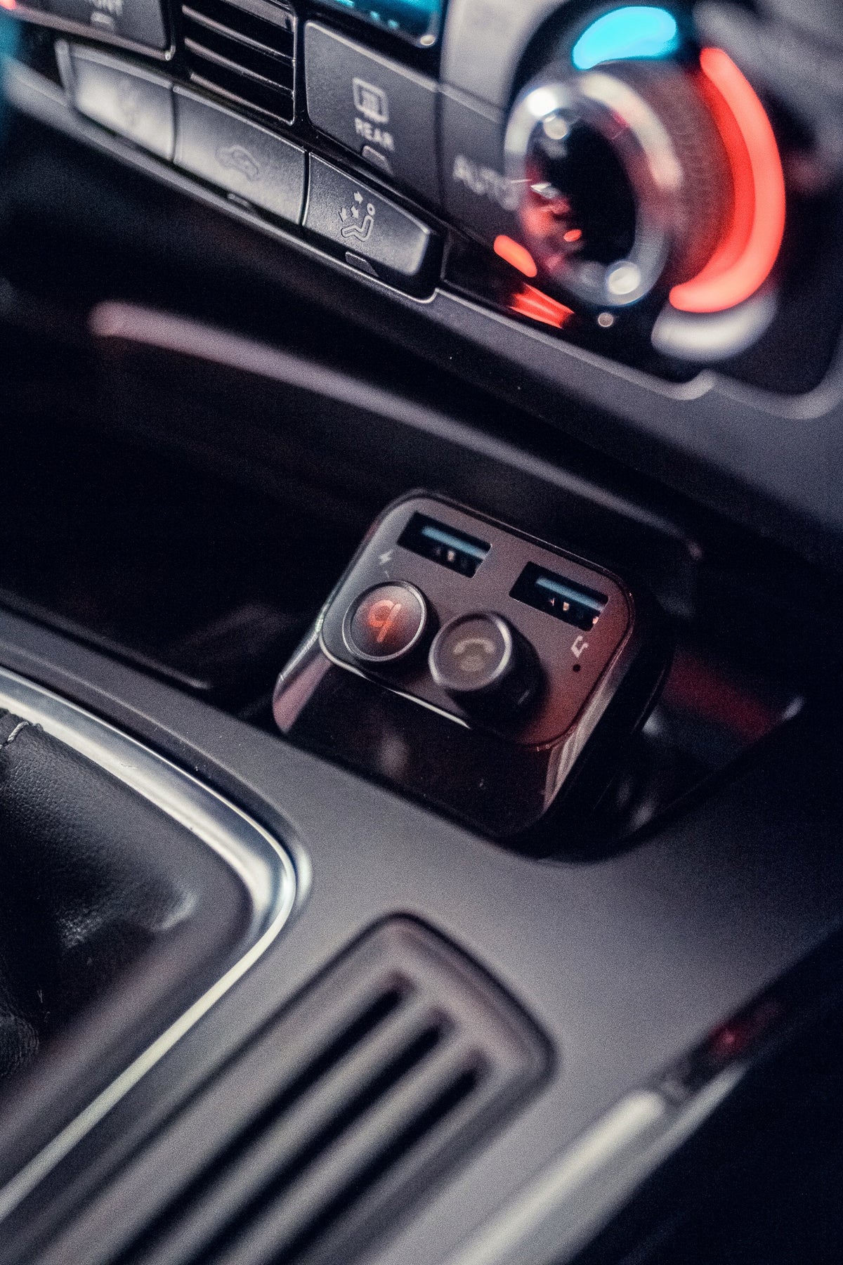 BLUETOOTH FM TRANSMITTER CAR CHARGER POWERFUL BASS FM 2xUSB SD 12-24V Brand Blow