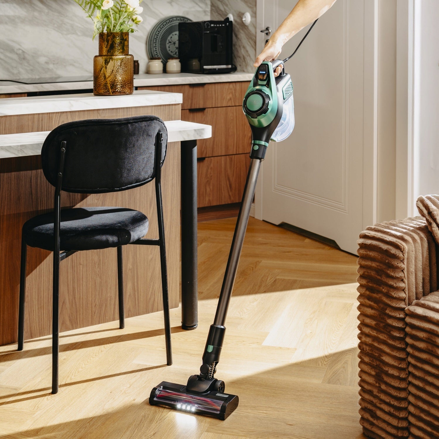 Bagless upright vacuum cleaner Adler Light Gold 700 W with 3in1 LED turbo brush Manufacturer code AD7083