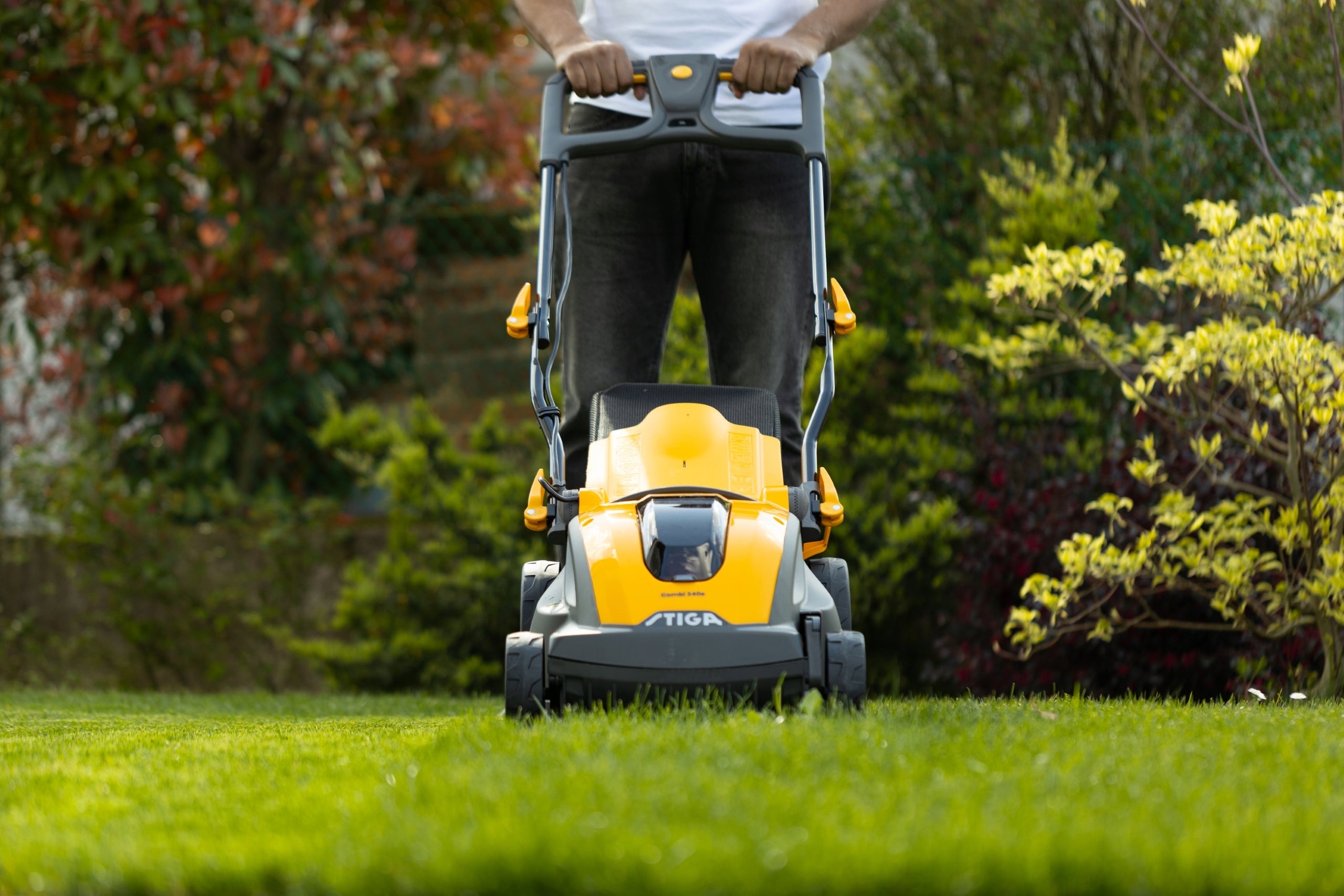 Battery mower with Basket 40L STIGA Combi 340e 38 cm 860W Set of 4 Ah Mowing width 38 cm
