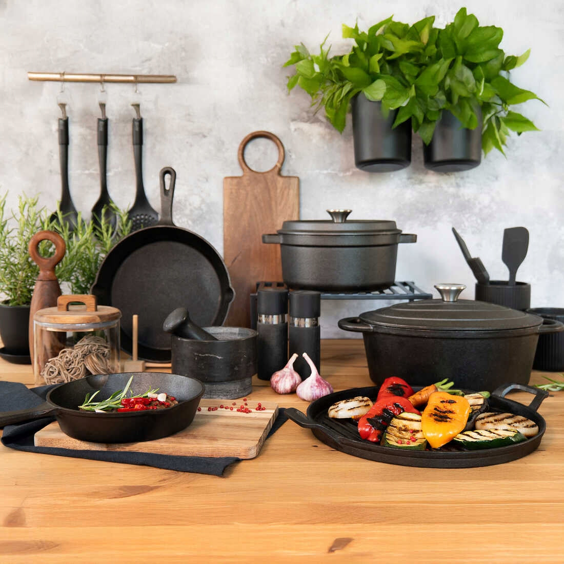 CAST IRON PAN WITH LID IRON AMBITION 3,7 L Brand Ambition