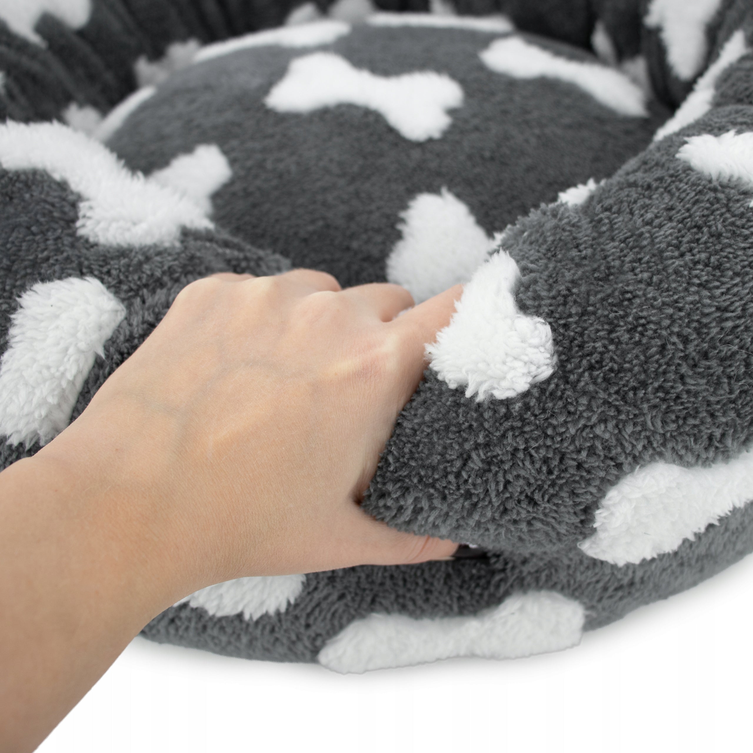 CAT AND DOG BED ROUND 55 CM SOFT ENVELOPING FURRY ANKLES Manufacturer code Legowisko NALA 55 cm Futrzane Kostki - 39196