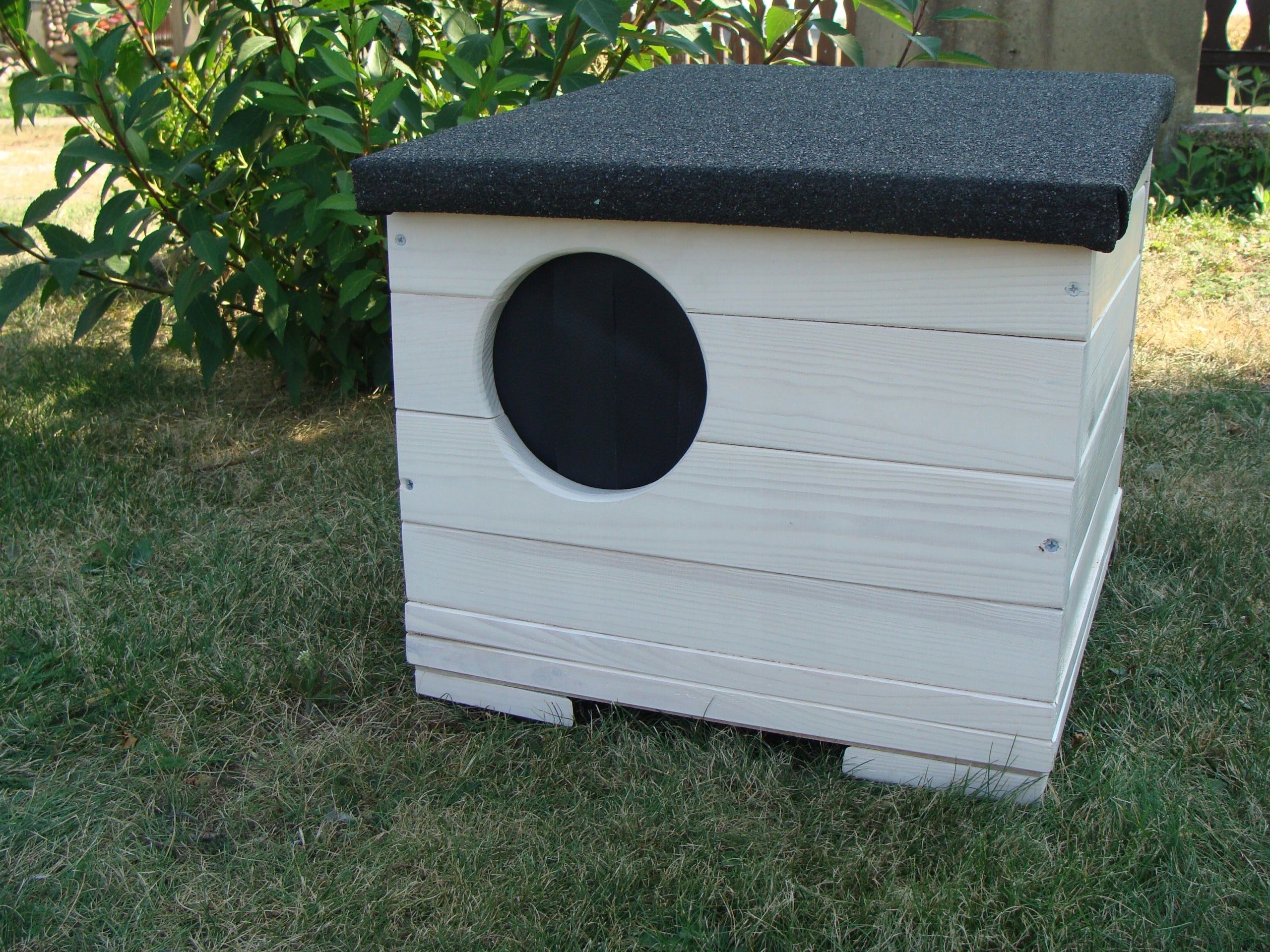CAT DOG KENNEL S2-WHITE INSULATED WHOLE TWISTED PAINTED THICK PAPA Kind outdoor cat house