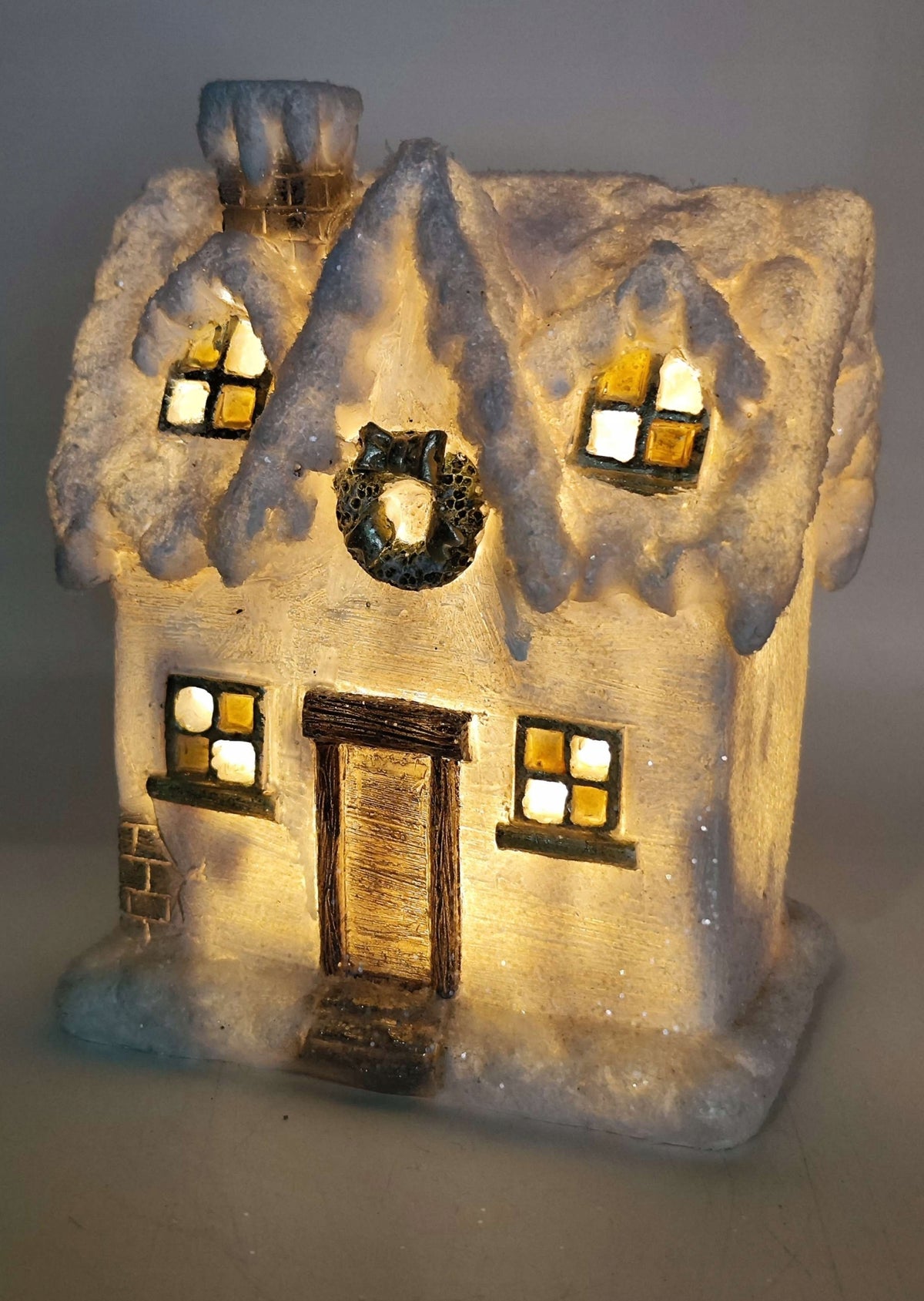 CERAMIC FIGURINE WINTER HOUSE WITH WREATH / LED / 22 CM. / TEA-B45 / 4/16 Product height 22 cm