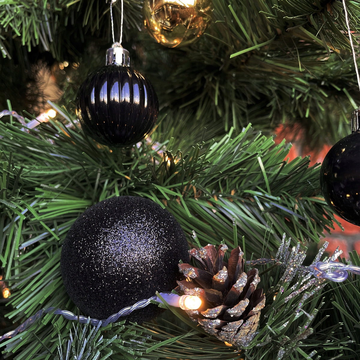 CHRISTMAS TREE BAUBLES BLACK UNBREAKABLE CHRISTMAS TREE ORNAMENTS SET OF 4cm 34pcs. Packaging status original