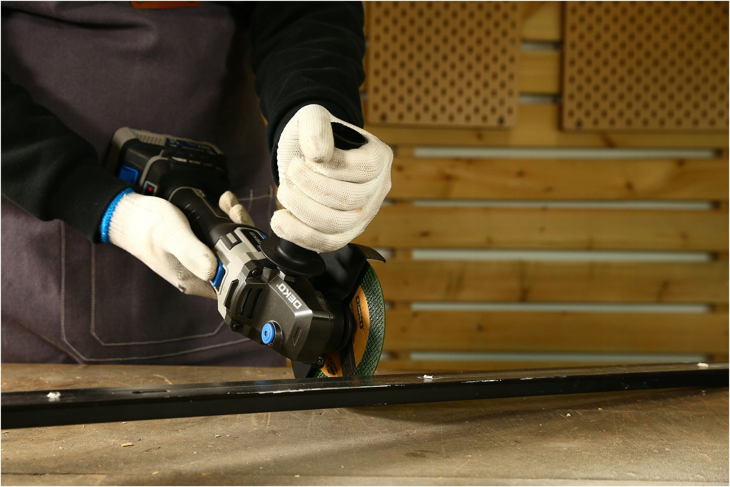 CORDLESS ANGLE GRINDER BRUSHLESS RUBBER CORD 4.0Ah DEKO Kind angle grinder