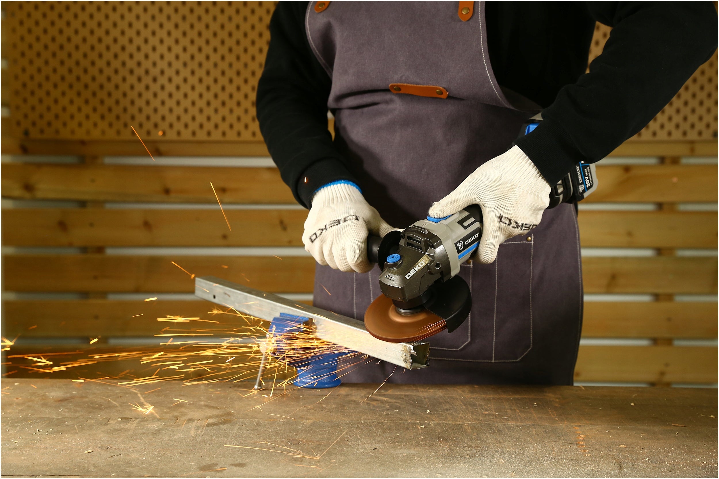 CORDLESS ANGLE GRINDER BRUSHLESS RUBBER CORD 4.0Ah DEKO Power supply type rechargeable battery