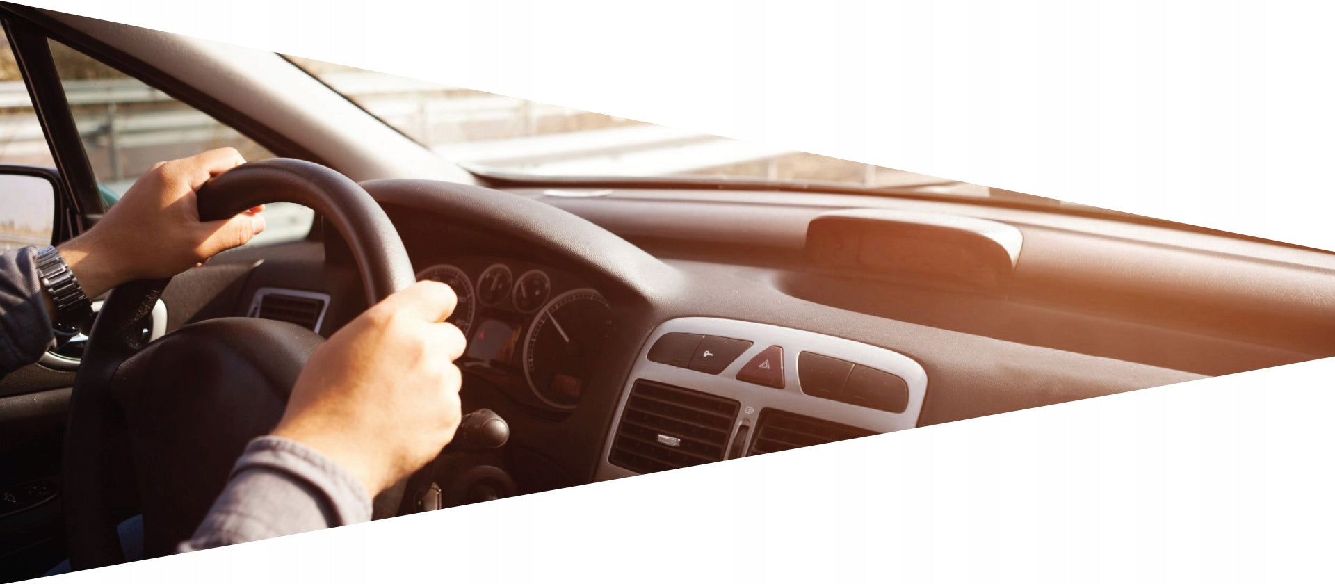 Car camera Navitel R1000 - Auto-Start, G-sensor, parking mode Model R1000