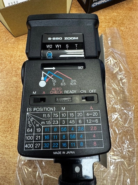 Chinon S-250 zoom flash Brand Chinon