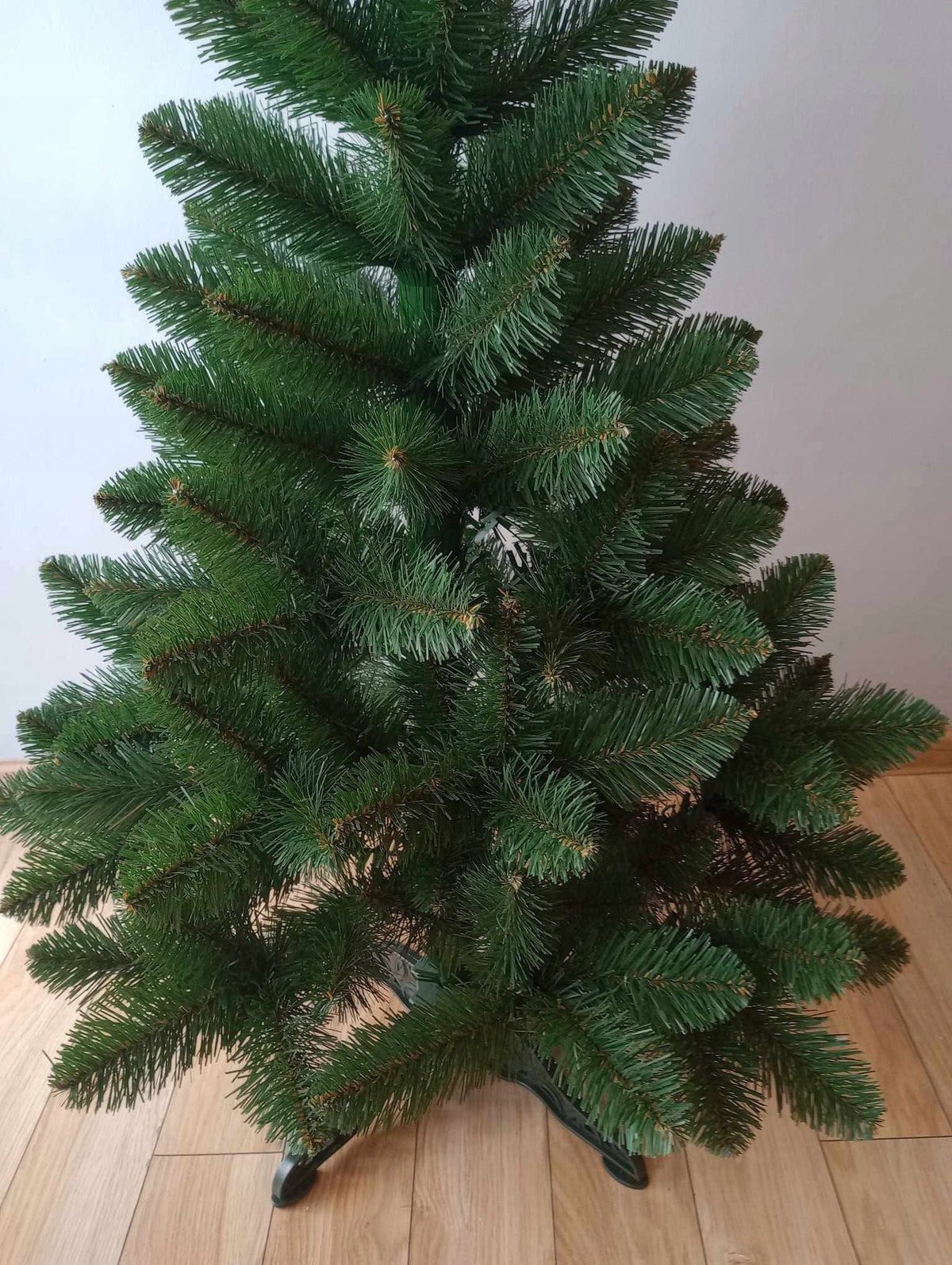 Christmas Tree Pine 120 CM DENSE green ON STAND Manufacturer code 111