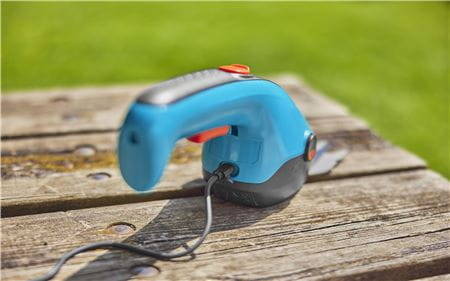 Cordless electric lawn shears , manual Gardena 8 cm 3,6 V Power supply battery operated handheld