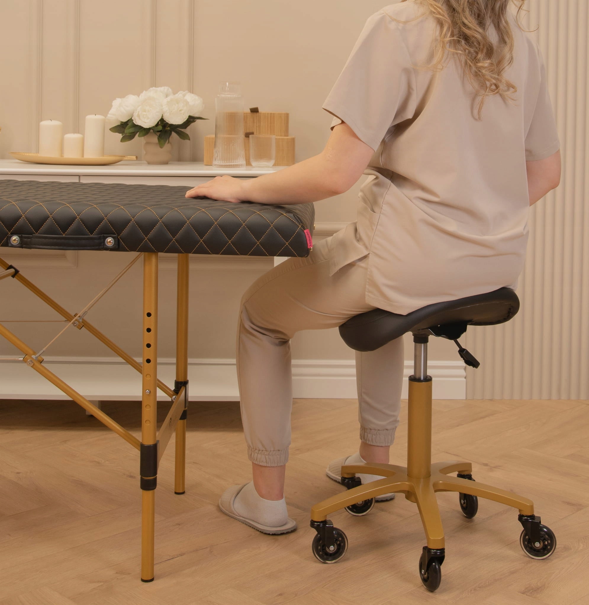 Cosmetic Stool Hairdressing Rodeo Stool Saddle Adjustable Profiled Manufacturer code MSTcz