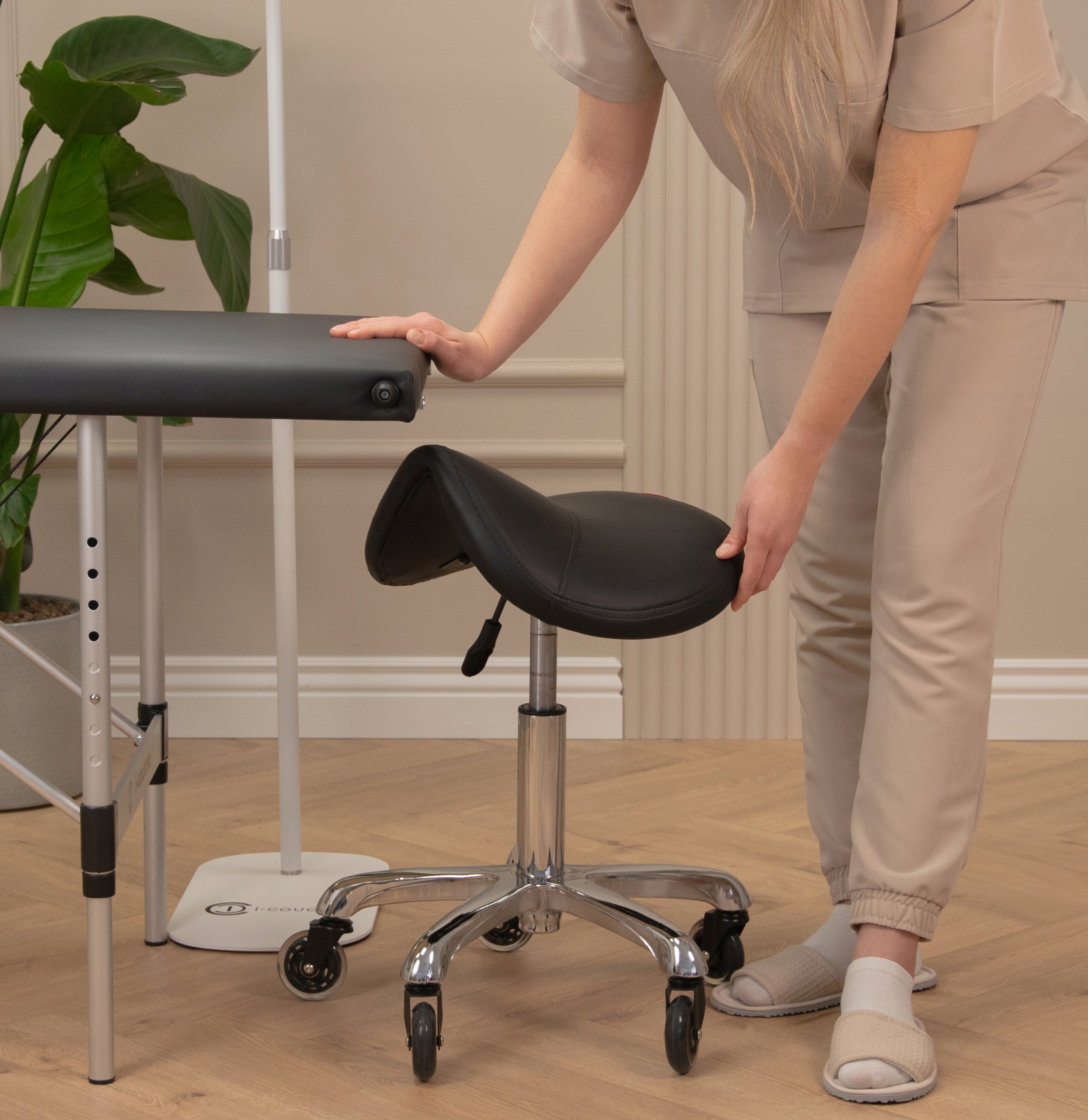 Cosmetic Stool Hairdressing Rodeo Stool Saddle Adjustable Profiled Medical device no