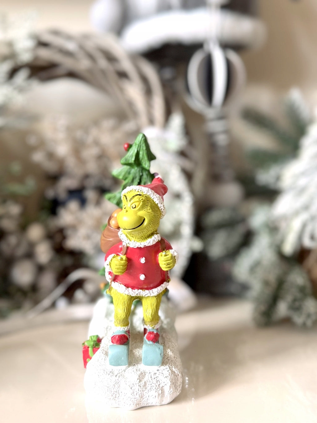 DECORATIVE FIGURINE - CHRISTMAS ORNAMENT GRINCH ON SKIS Manufacturer code grinch1narty