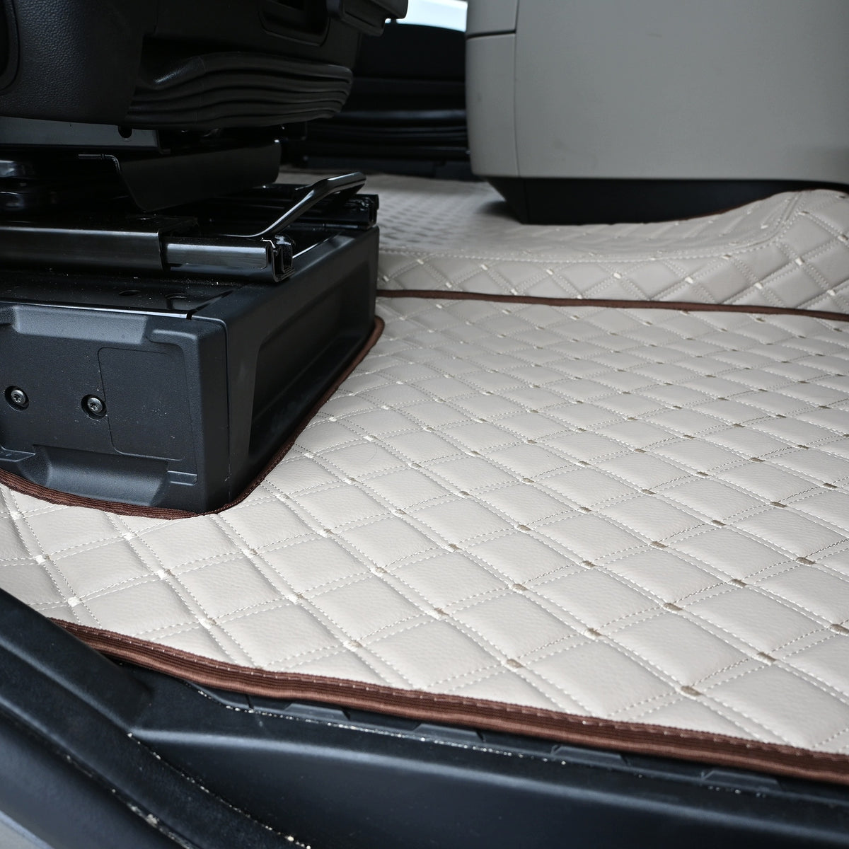 Double quilted mats ROYAL IVECO S-WAY from 2024 measure beige Manufacturer's catalog number D-R-SWAY-2024-AUT-KPL-BEZ