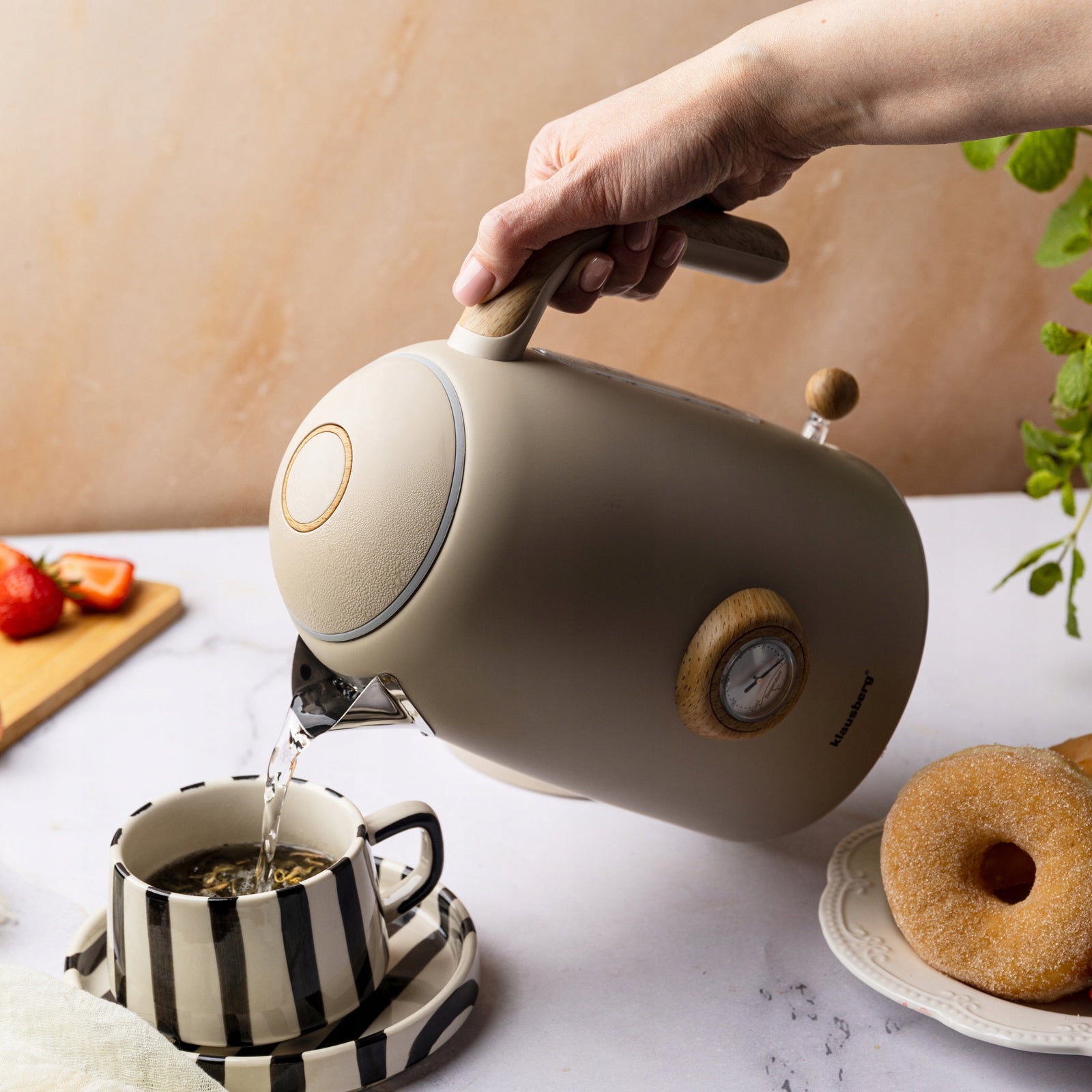 Electric kettle Klausberg Retro with thermometer 2200 W 1,7 l beige Packaging status original