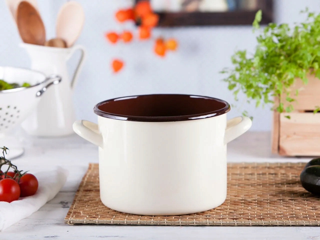 Enamel pot 4,4 l Silesia cream dark center 20 cm traditional Manufacturer code 0205002544
