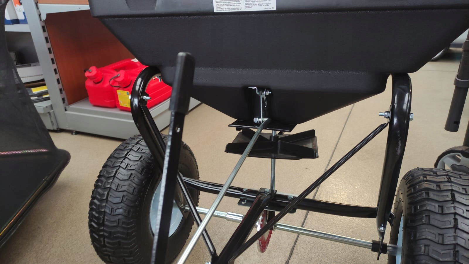 Fertilizer spreader for tractor mower capacity 56kg 350cm universal spreader Sowing width 350 cm