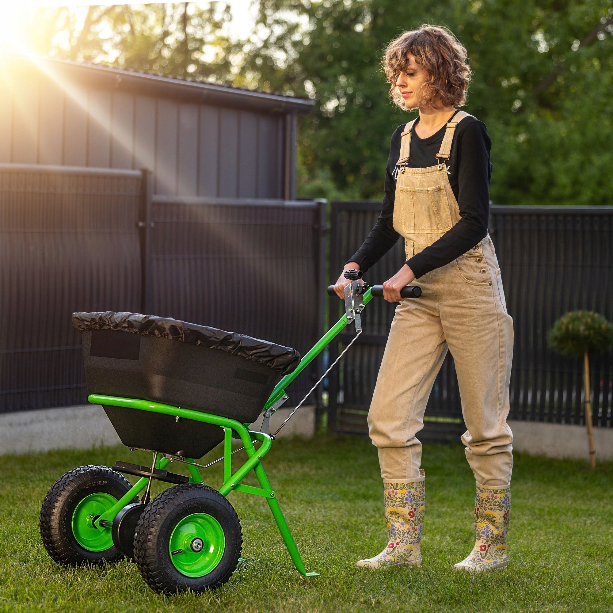 GRASS SEEDER 45L MANUAL SAND SALT SEED FERTILIZER SPREADER ON WHEELS Manufacturer code K16224_3