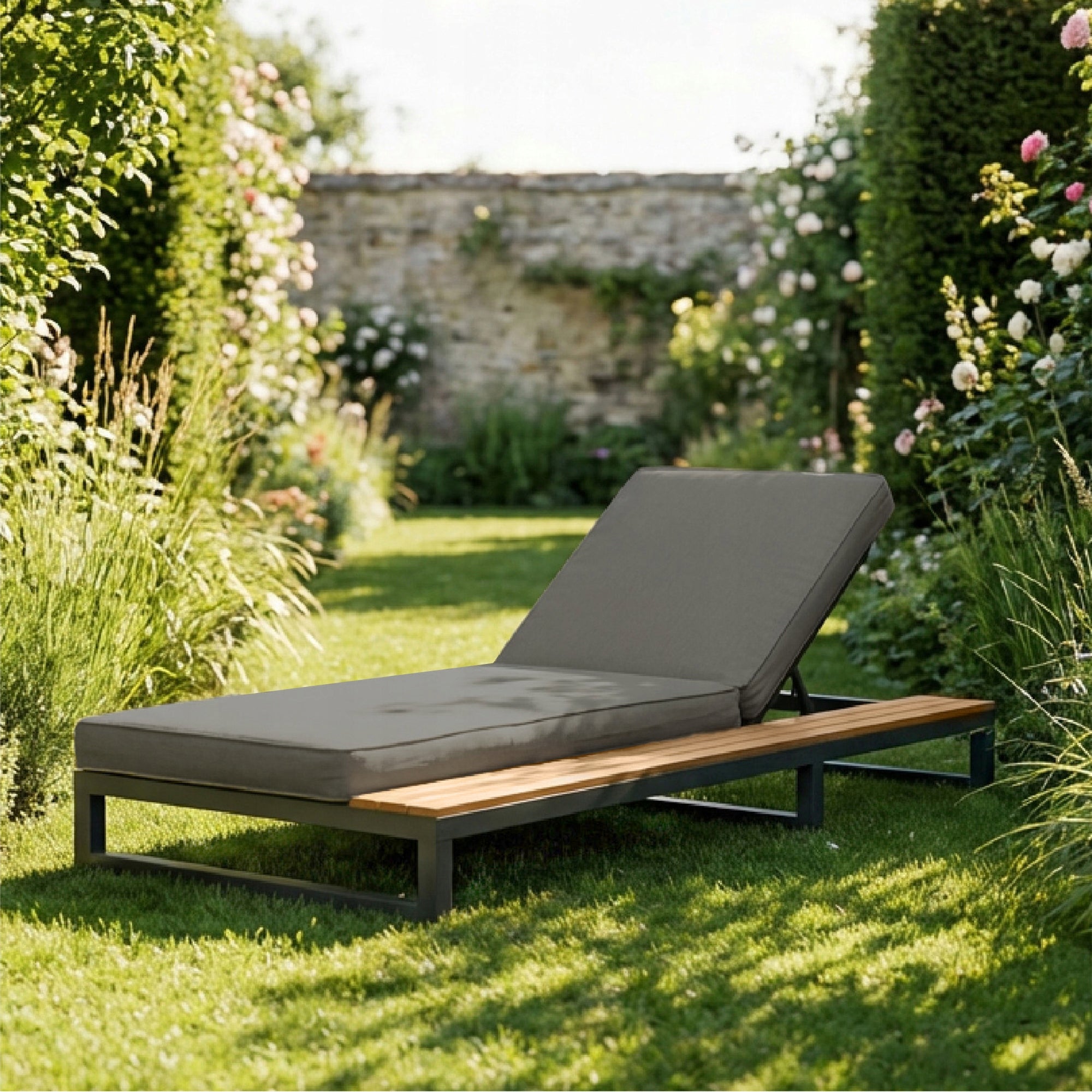 Garden sun lounger, multifunctional, waterproof sofa with stand. Packaging status original