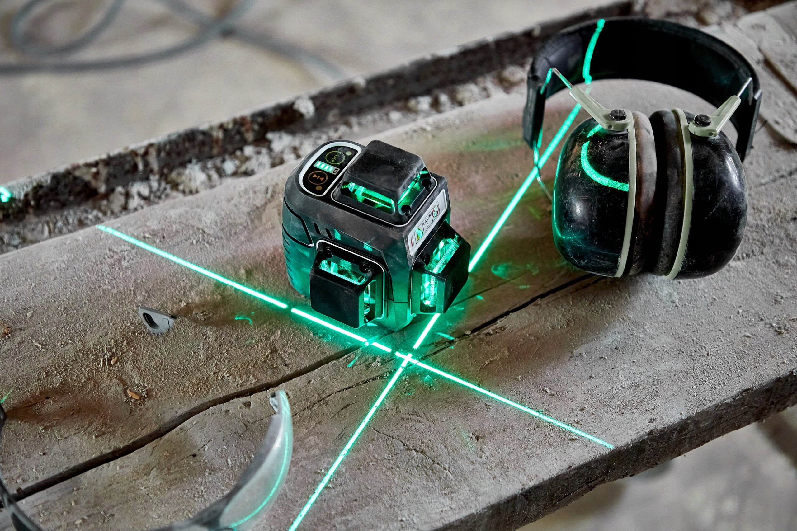 Green cross laser with tripod and suitcase. Laserliner PocketPlane 4years Laser color green