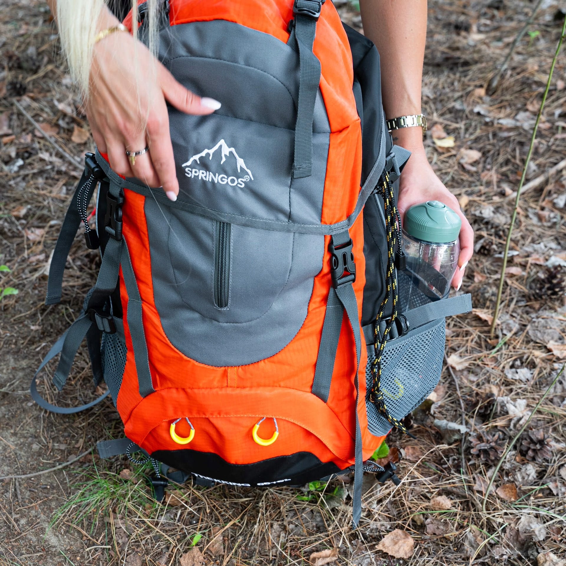 HIKING BACKPACK TREKKING MOUNTAIN IN THE MOUNTAINS 70L MEN'S WOMEN'S STRONG CAMPING Additional features safety whistle trekking pole mounting system hip belt back ventilation system harness ventilation system chest strap