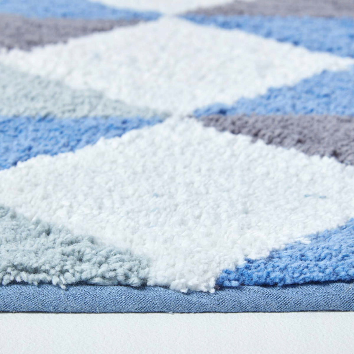 HOMESCAPES Harlequin Blue and White Cotton Bathroom Rug 50x80cm Brand no brand