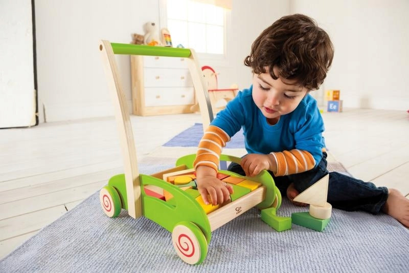 Hape Chodítko s kostkami Color multicolor