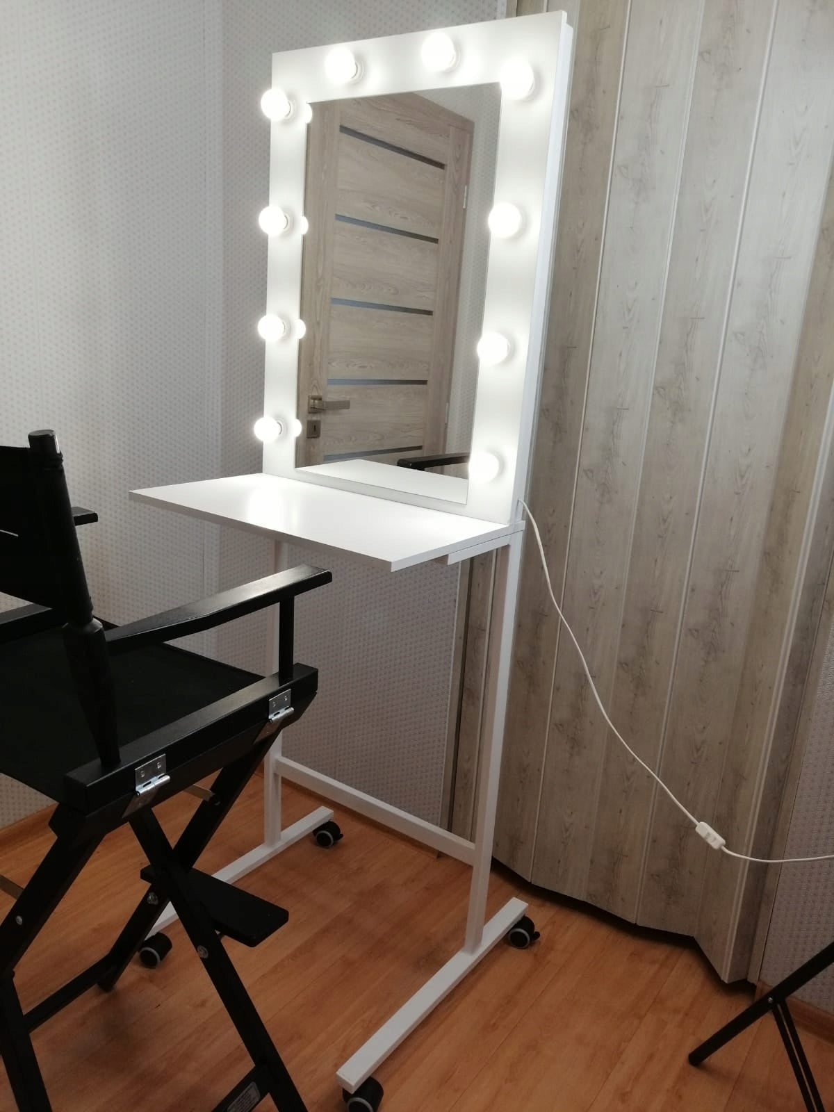 Hollywood Makeup Mobile Stand Color white