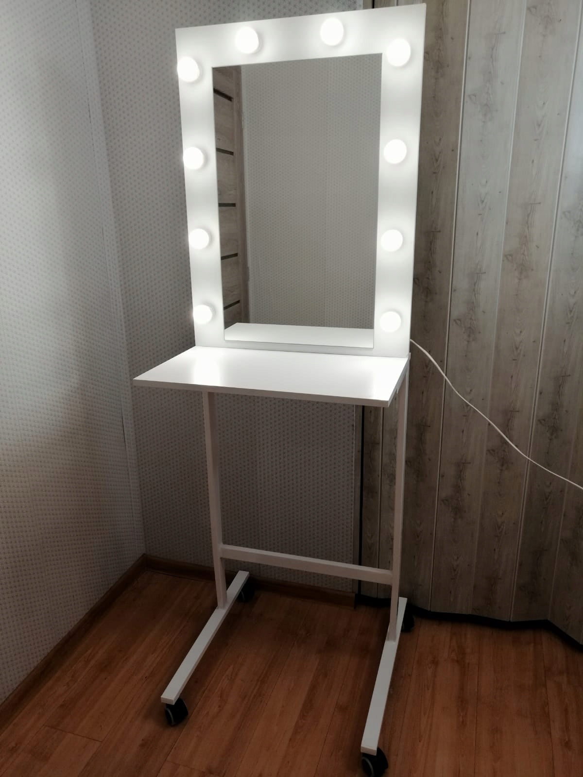 Hollywood Makeup Mobile Stand