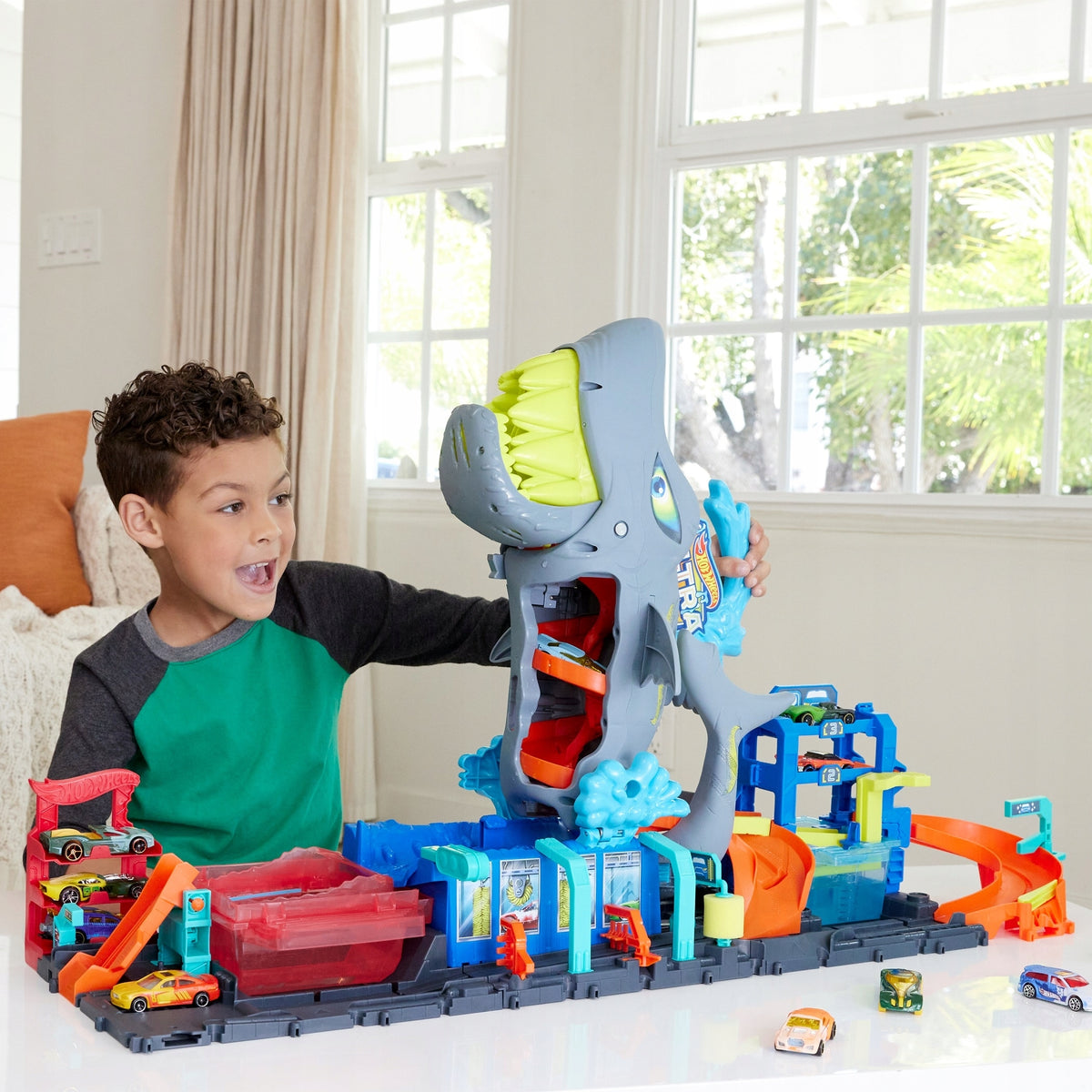 Hot Wheels City Ultra Shark Car Wash Playset 3+ HTN82 Manufacturer code HTN82
