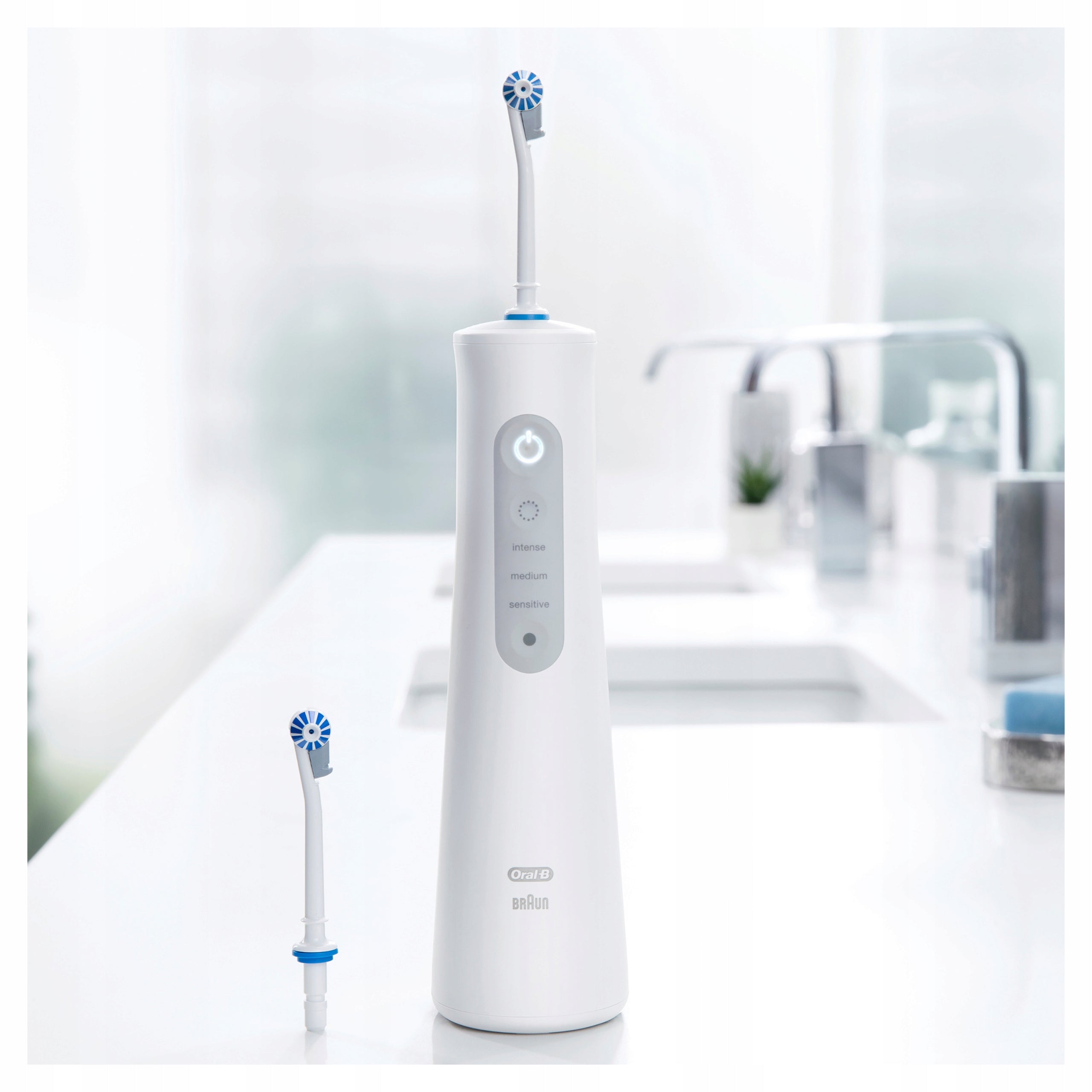 Irrigator with Oxyjet Oral-B Aquacare Pro-Expert Series 6 technology Packaging status original