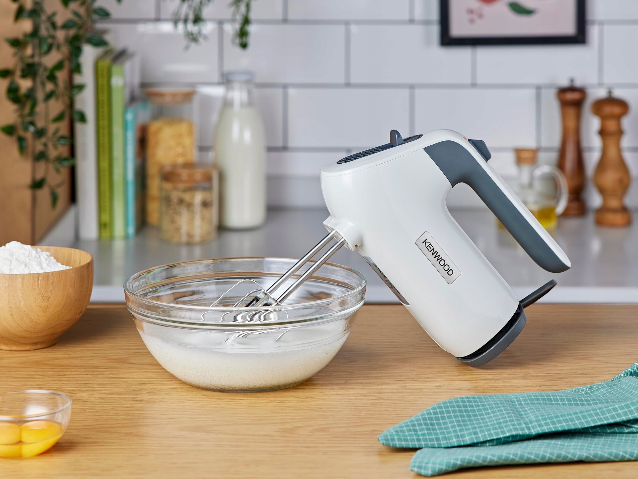 KENWOOD QuickMix Plus Hand Mixer 650W White With Hooks And Beater Packaging status original