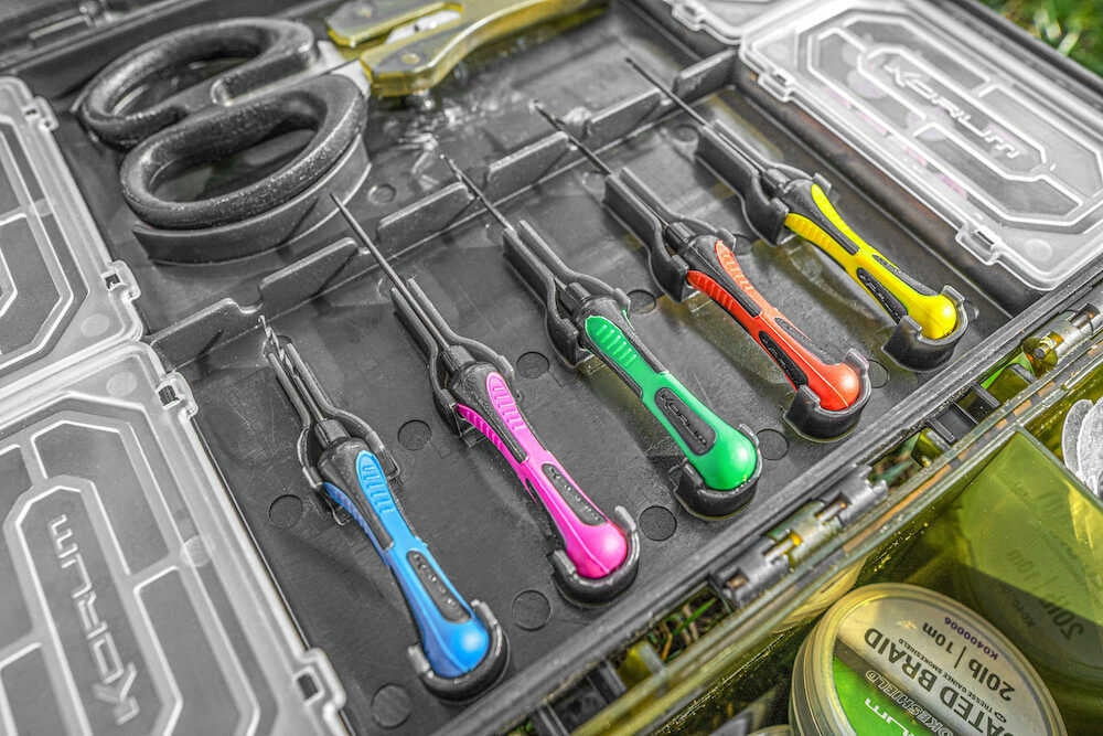 KORUM TACKLE BLOX ACCESSORY BOX - FULLY LOADED + NEEDLES + SCISSORS Packaging status original