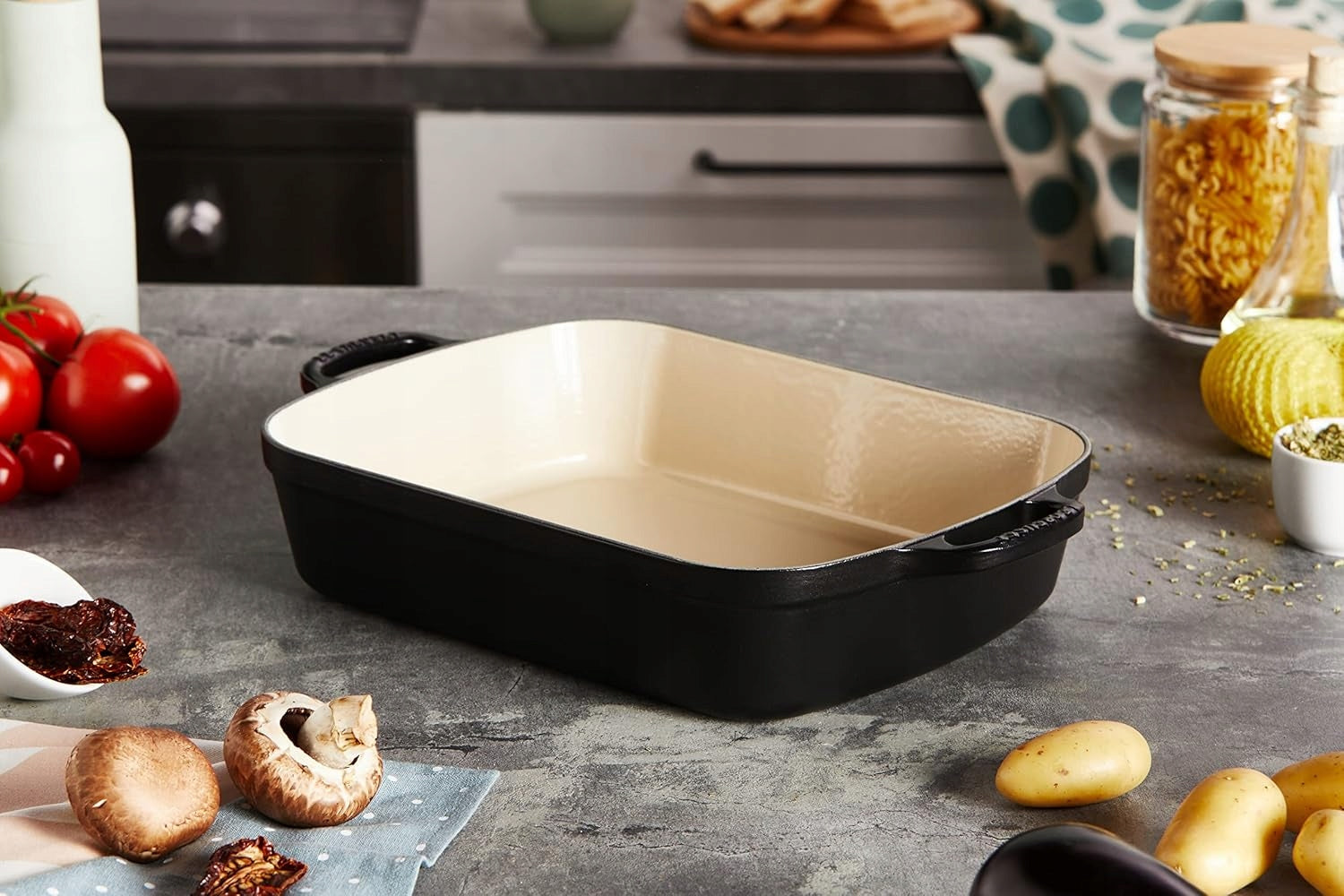 LE CREUSET CAST IRON PAN BLACK HEAT-RESISTANT DISH FOR BAKING 33CM Packaging status original