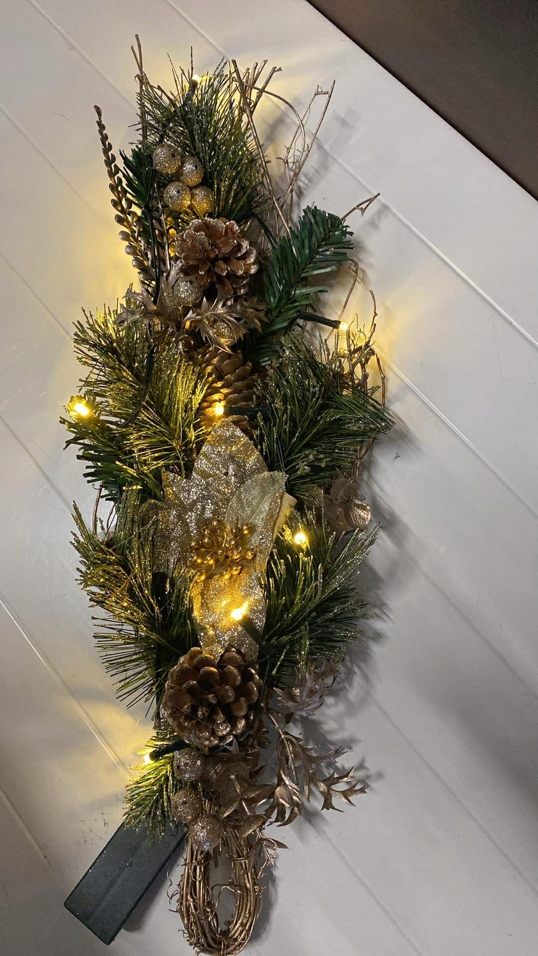 LED Christmas garland with Bethlehem star and cones on the wall Manufacturer code 244044CHA