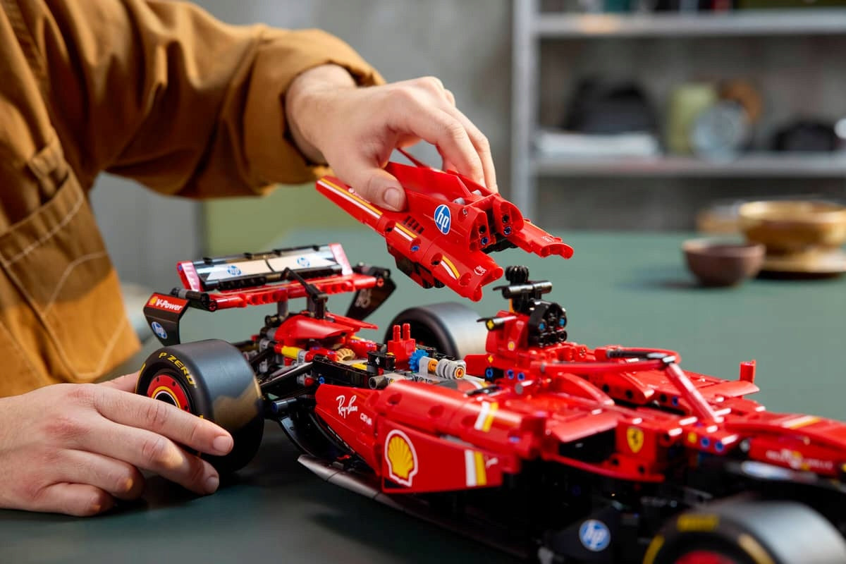 LEGO Technic 42207 Ferrari SF24 1361el F1 car. Model 1:8 Product number 42207