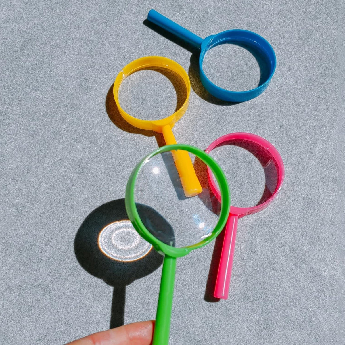 MAGNIFIERS FOR CHILDREN SET OF 18 PIECES COLORFUL HAND MAGNIFIER FOR DETECTIVE PLAY Batteries Nie