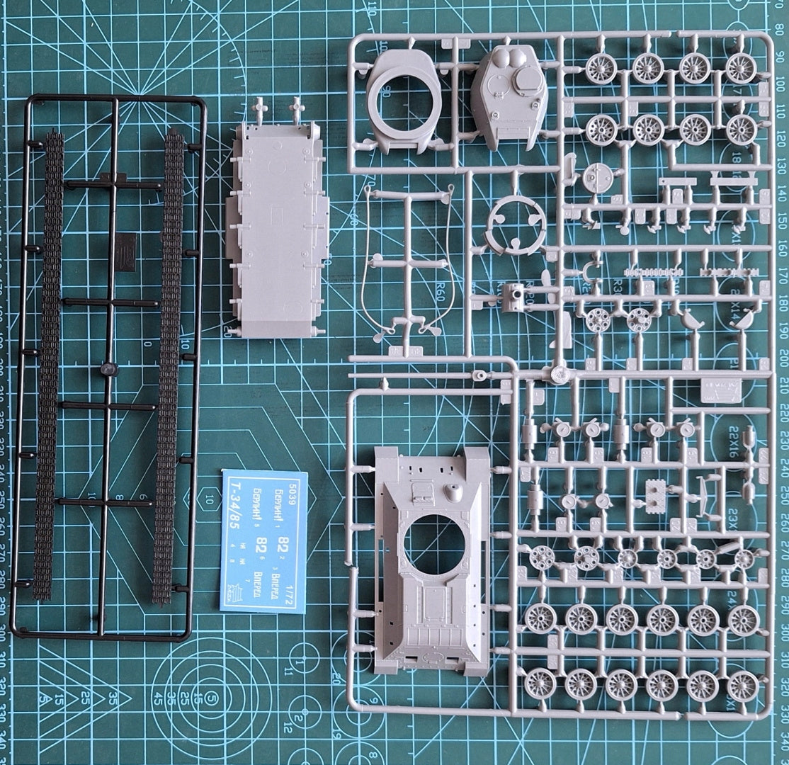 MODEL T-34/85 Soviet tank scale 1:72 Set: glue, paints, varnish... Packaging status original