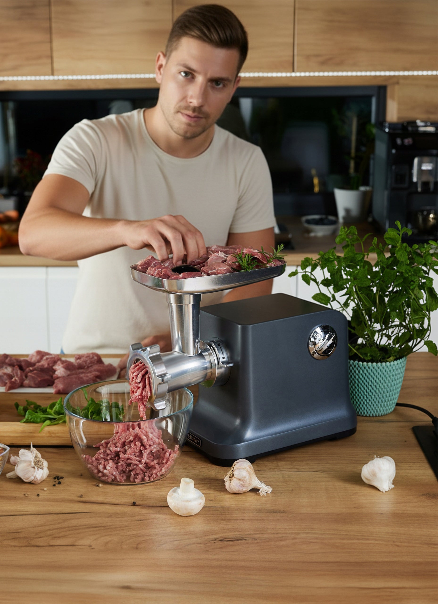 Meat grinder 6in1 Metal Yoer 2100W 3,5kg +Slicer +27 ELEMENTS Packaging status original