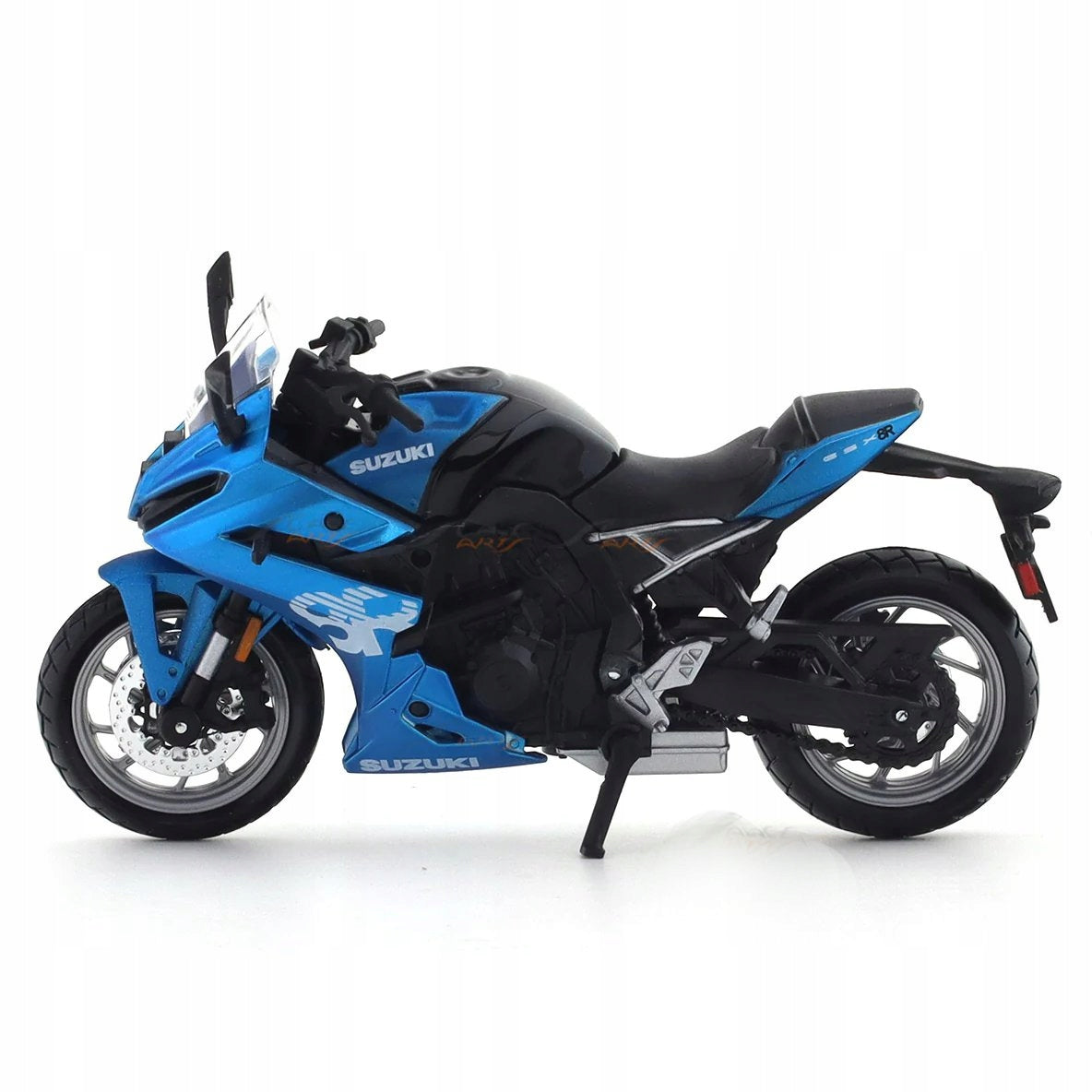 Motorcycle model SUZUKI GSX-8R 1:18 Maisto gift for motorcyclist on shelf Manufacturer code HLO_1535