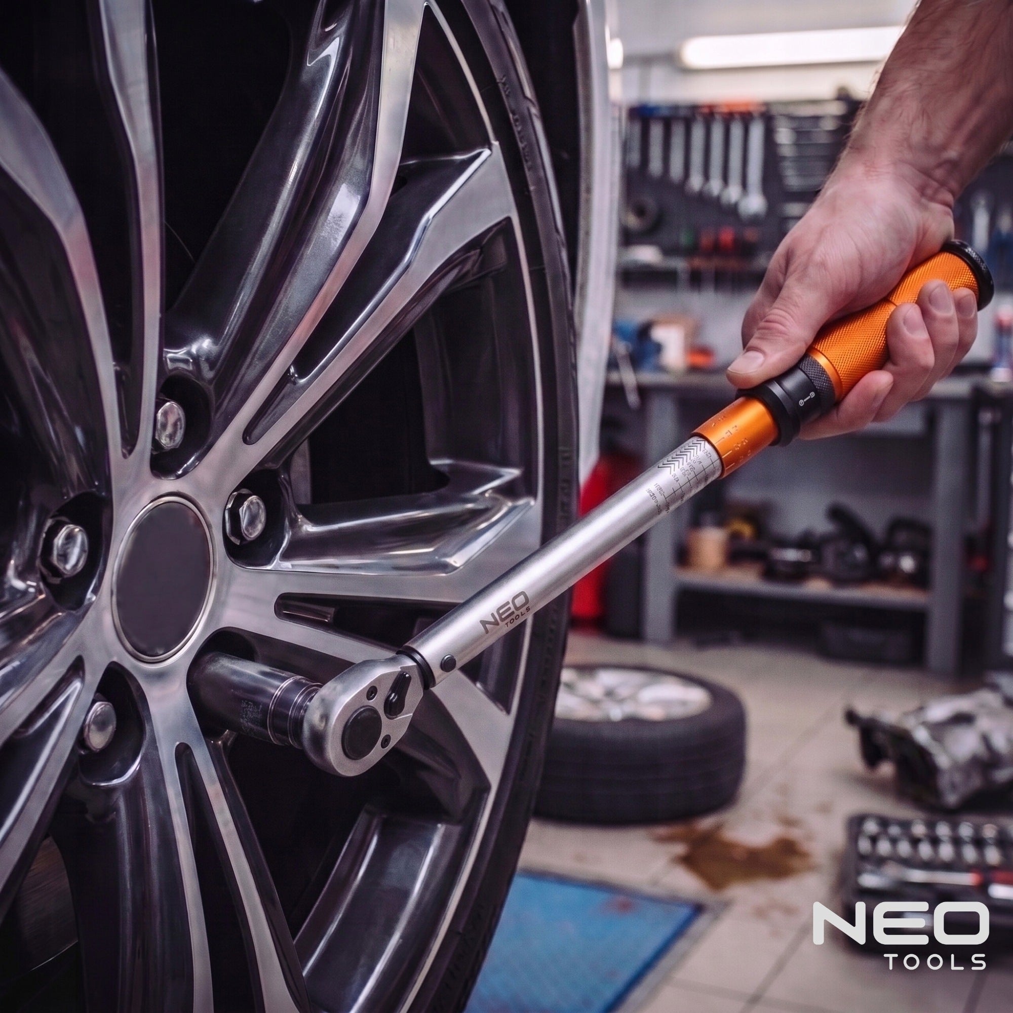 NEO TOOLS TORQUE WRENCH 40-210NM + 3 SOCKETS 17, 19, 21 MM + - 3% Brand NEO TOOLS