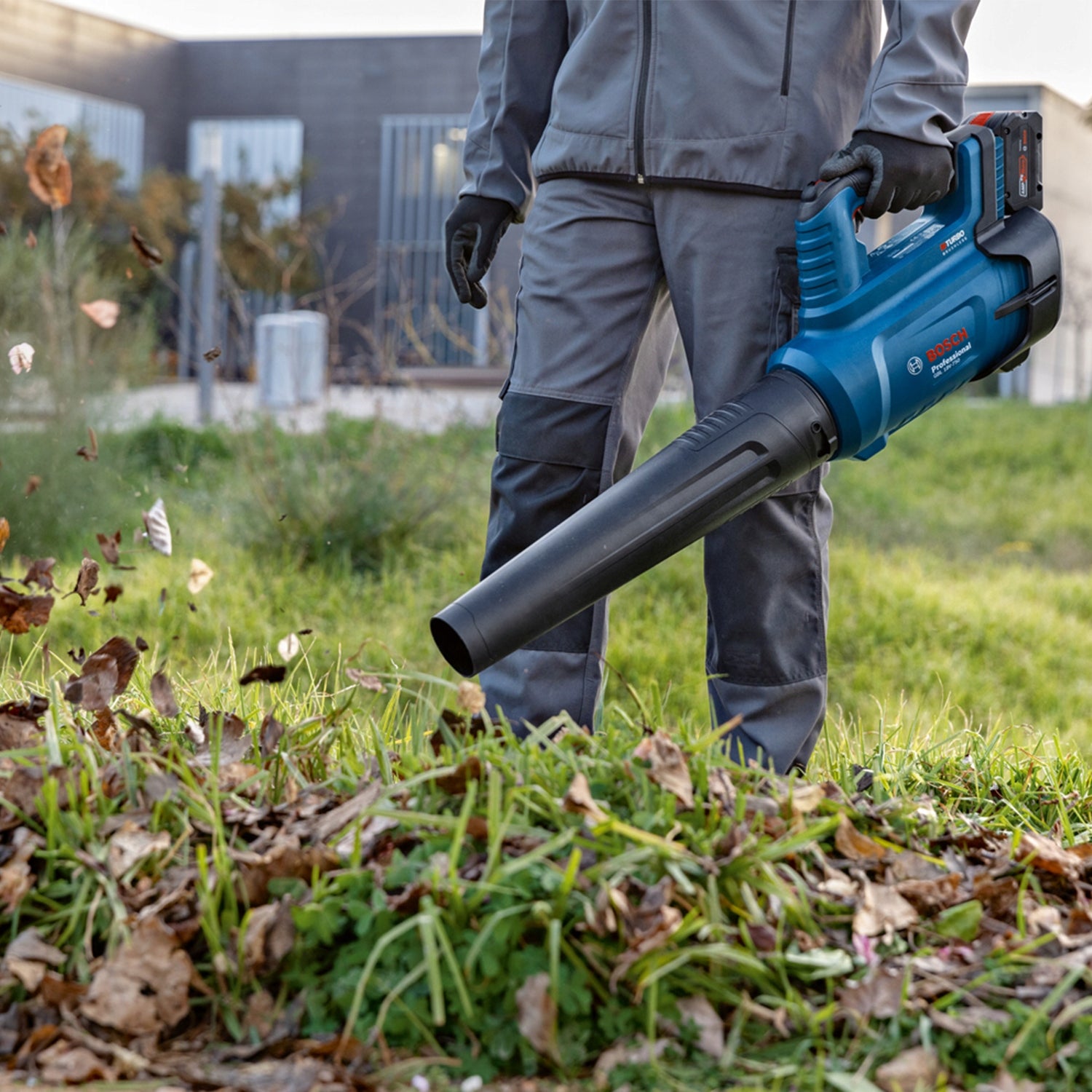 POWERFUL CORDLESS LEAF BLOWER Bosch GBL 18V-750 Tool weight 2.8 kg